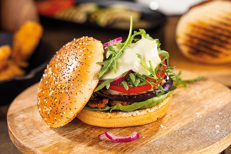 Prezentacja podania burgera z kurczakiem i smażonym serem Frąckowiak