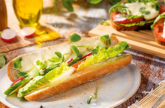 Kanapka sandwich z warzywami i serem smażonym