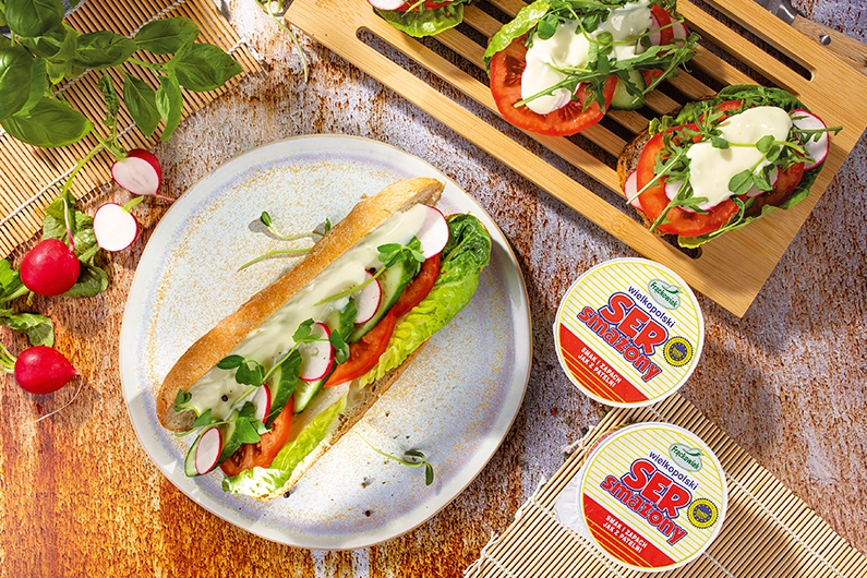 Kanapka sandwich z warzywami i serem smażonym Frąckowiak
