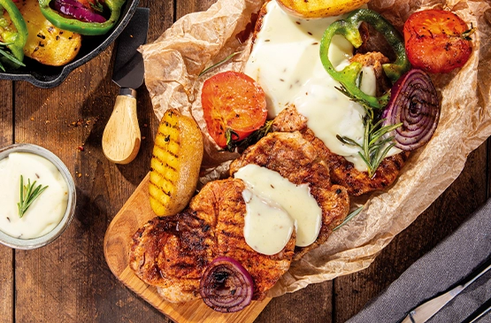 Ser smażony kanapkowy z kminkiem podany z grillowaną karkówką i pieczonymi warzywami