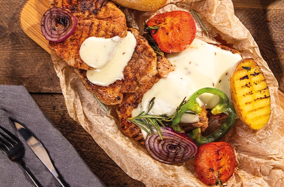Ser smażony półtłusty naturalny z grillowaną karkówką i warzywami
